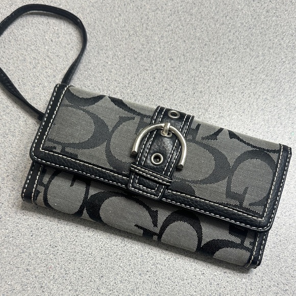 Guess wallet - Picture 1 of 2